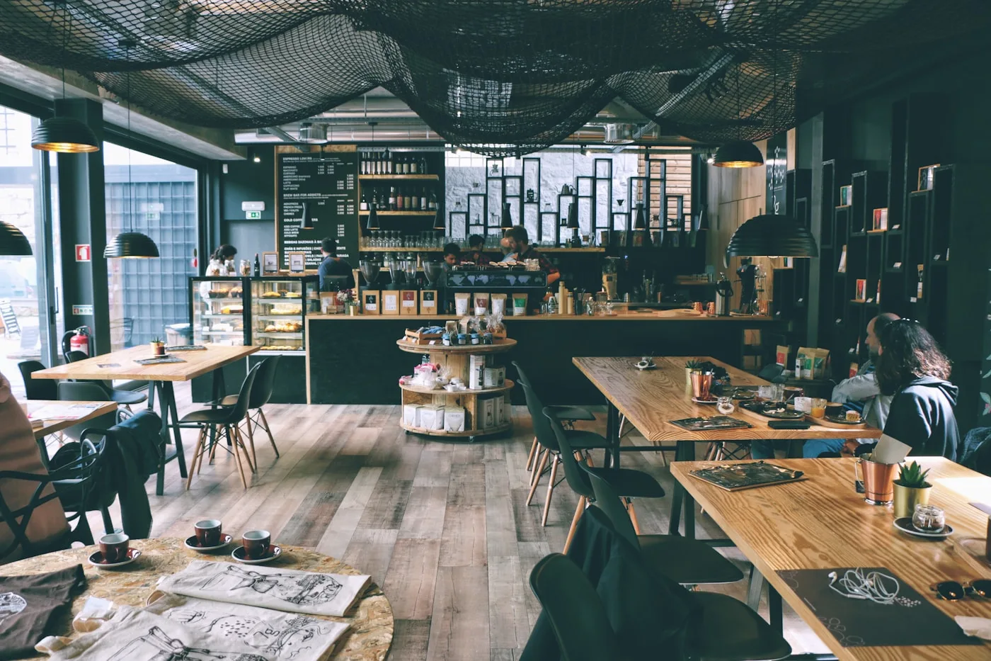 Intérieur d'un café parisien