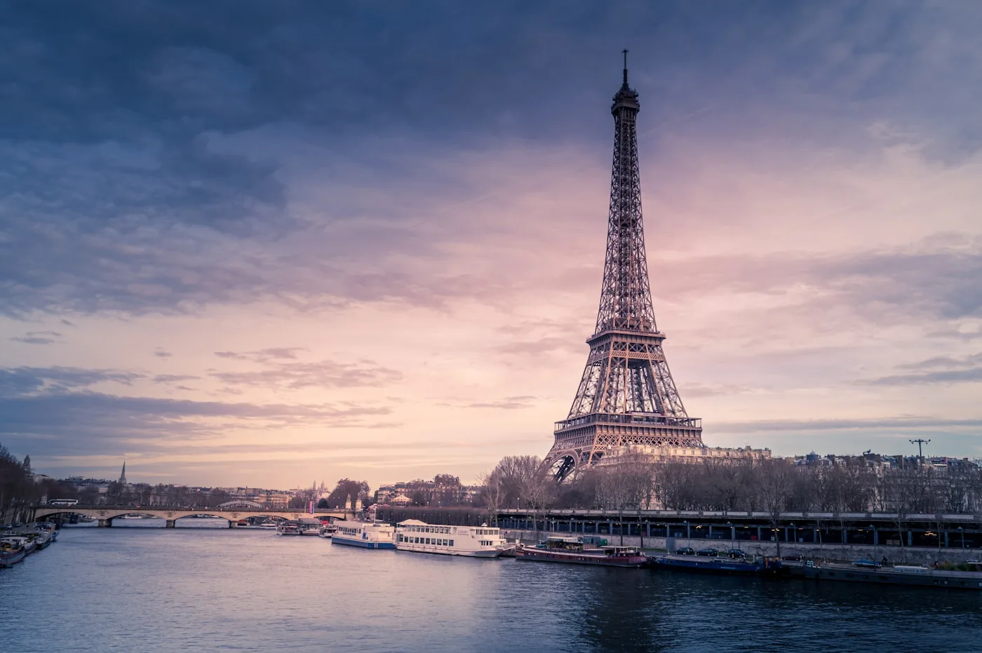 Paris, la Tour Eiffel au coucher du soleil